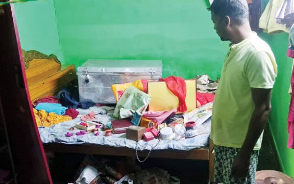 चाचा-भतीजा के घर से नगदी सहित 12 लाख की चोरी