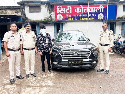 कार में बैठकर सट्टा खिलाने वाला आरोपी गिरफ्तार