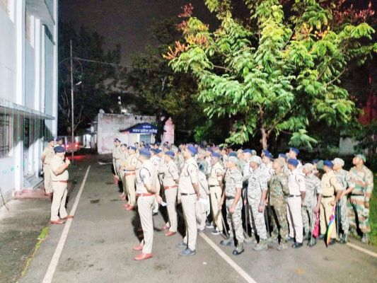 गुंडे-बदमाशों के घरों में पुलिस ने आधी रात दी दबिश, अपराध से दूर रहने चेताया