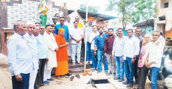 कांग्रेसियों ने किया छत्तीसगढ़ महतारी की मूर्ति पर माल्यार्पण