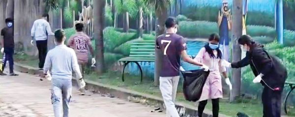 स्वच्छ वॉरियर्स के नाम पर युवाओं ने शुरू किया स्वच्छता अभियान, लोगों को किया जागरूक