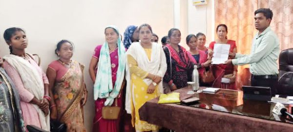 आंबा कार्यकर्ताओं की समस्याओं पर सख्त हुई महिला आयोग सदस्य दीपिका शोरी