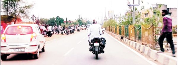 शाम होते ही मदिरा दुकानों के पास बढ़ती भीड़ से यातायात प्रभावित 