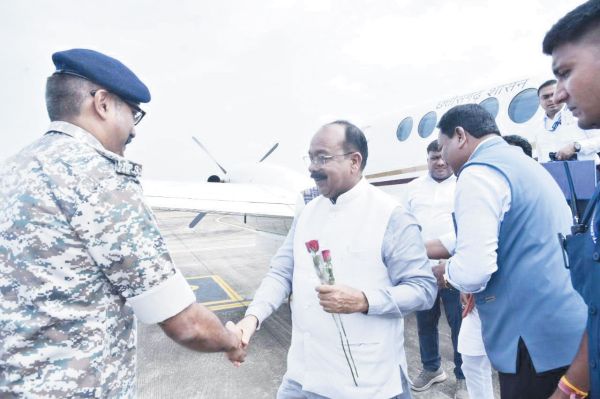 डिप्टी सीएम साव और वन मंत्री कश्यप का एयरपोर्ट पर स्वागत