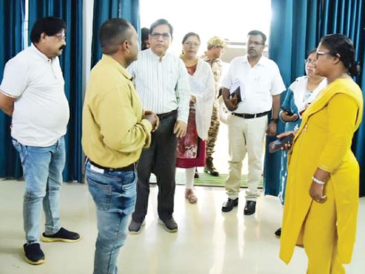 कलेक्टर ने स्वास्थ्य केंद्रों का किया निरीक्षण