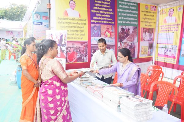 राज्य स्थापना दिवस के रजत महोत्सव पर जनसंपर्क की प्रदर्शनी आकर्षण का केंद्र