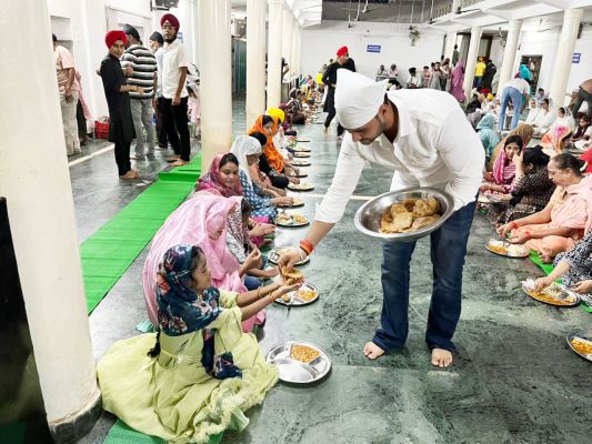 गुुरुद्वारा में  लंगर, नपाध्यक्ष ने  भोजन परोसा