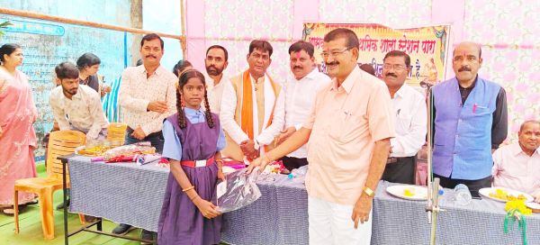 प्रधान पाठक ने सेवानिवृत्ति पर बच्चों को दिया न्यौता भोज, स्वेटर वितरित