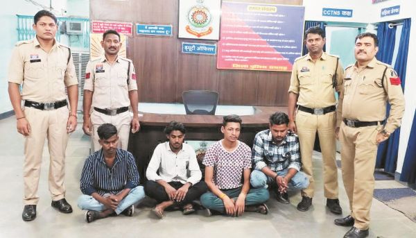 हथियार लहरा रहे चार युवक गिरफ्तार