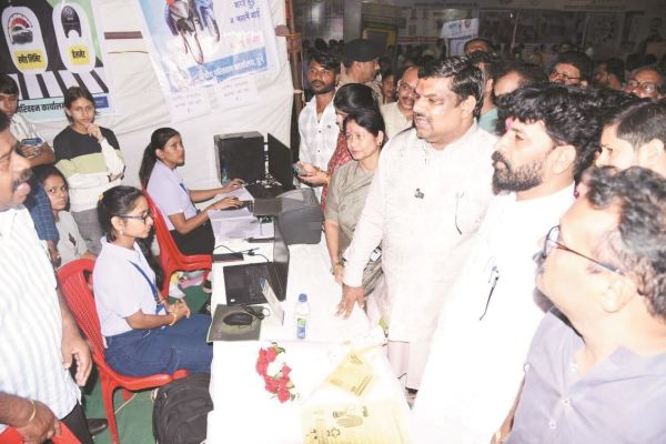 स्कूल शिक्षा मंत्री ने किया शासकीय स्टॉल  का निरीक्षण, योजनाओं की सराहना की