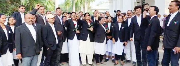 अधिवक्ताओं ने मकान मालिकों  को गुलाब फूल भेंट कर मकान खाली करने किया आग्रह