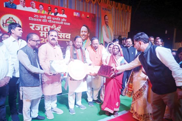 तीन दिनी राज्योत्सव समारोह, खाली रही कुर्सियां