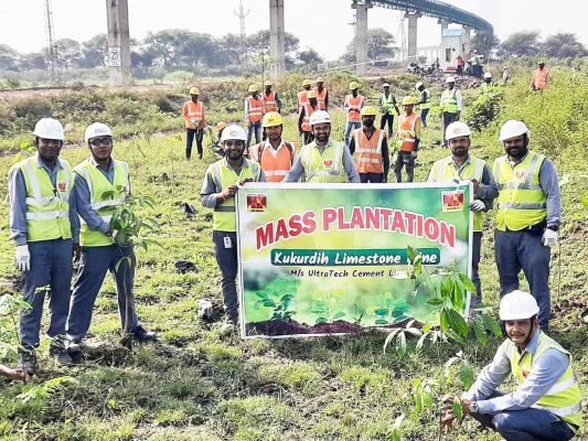 हरियाली से सजेगा परिसर, अल्ट्राटेक सीमेंट कुकुरदी में वृहद वृक्षारोपण