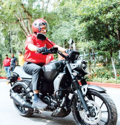 साय ने बाइक चला दिए सुरक्षित ड्राइविंग के टिप्स