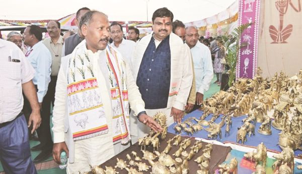 राज्योत्सव में पहुंचे शिक्षा मंत्री