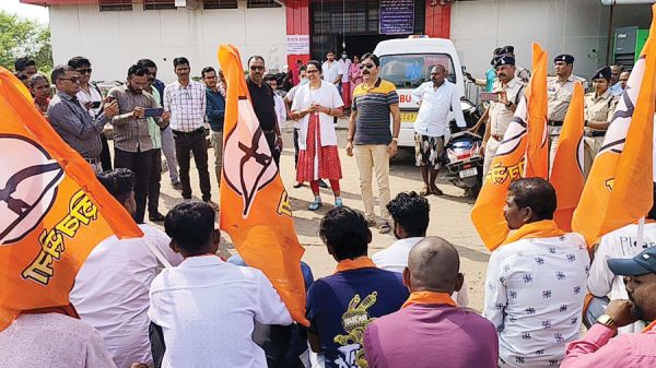 निजी अस्पताल के बाहर शिवसेना का विरोध प्रदर्शन