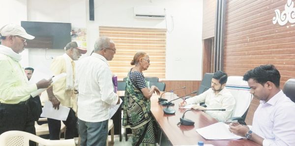 जनदर्शन में समस्याओं के समाधान के  लिए संबंधित विभागों को दिए निर्देश