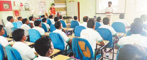 नक्सल वर्दी की जगह अब होटल की यूनिफॉर्म, नई जिंदगी की शुरुआत