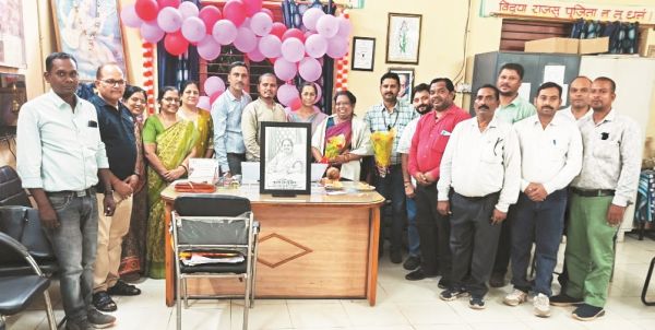 पीएम श्री सेजस कुम्हारी में प्राचार्य को दी विदाई