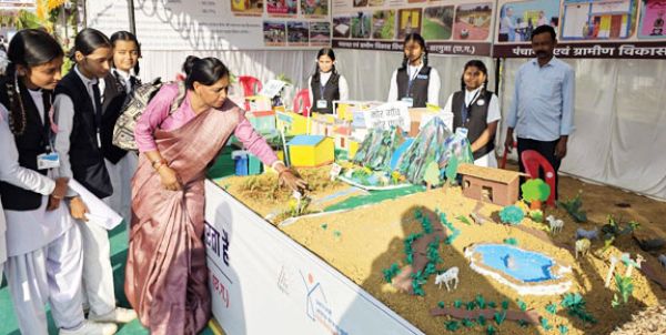 राज्योत्सव में बदलते गांवों की जीवंत मॉडल रहे आकर्षण का केंद्र