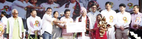 दृष्टिबाधित कोरवा को मंत्री नेताम ने शॉल और श्रीफल देकर किया सम्मानित