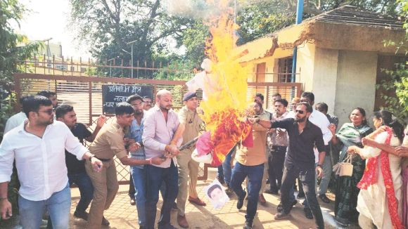 गंदे पानी सप्लाई से भडक़े कांग्रेसी नेताओं ने जलाया पुतला