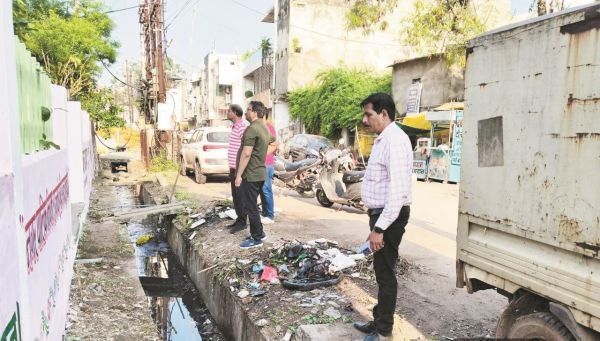 कचरों का उठाव नहीं, बीमारी की शिकायत पर निरीक्षण करने पहुंचे महापौर
