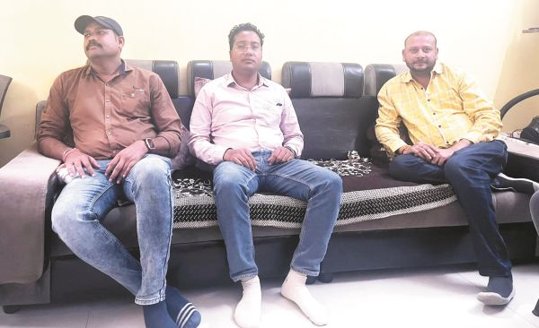 कांग्रेस नेता निखिल घर में पुलिस निगरानी में रहे कैद