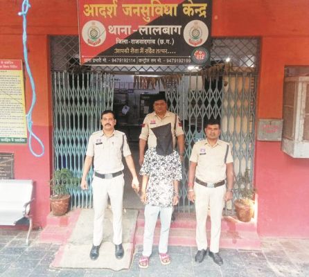 साथियों का मोबाइल किया चोरी, गिरफ्तार