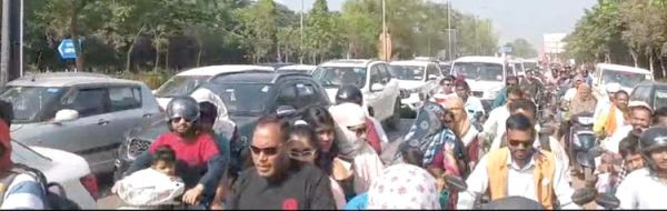 एयर शो खत्म हो गया लोग बीच रास्ते ही रहे, तेलीबांधा से सेंध तक लंबा जाम, घर लौटना पड़ा