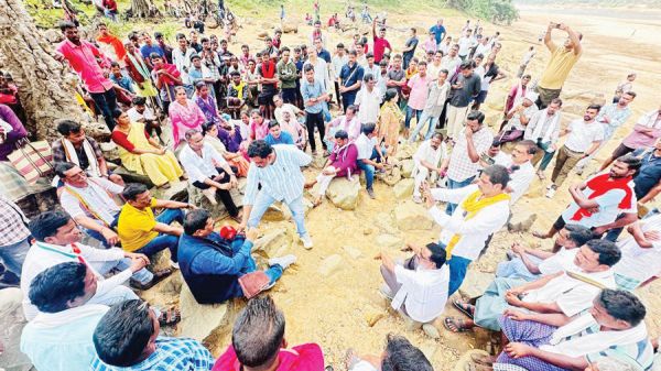  पुलिस ने रोका कांग्रेस जांच दल, तो पीडि़तों ने नदी पार कर सुनाई व्यथा