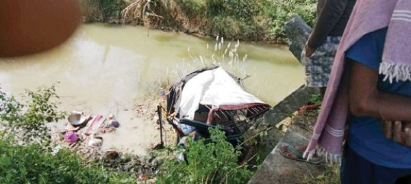 ऑटो नदी में, 2 महिलाओं की मौत, 14 जख्मी