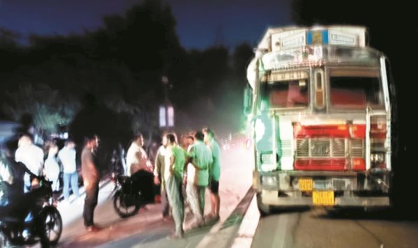 खड़ी ट्रक से टकराई बाइक, युवक की मौत