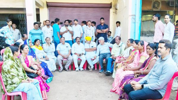 शराब दुकान के विरोध में कांग्रेस का धरना