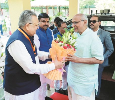 उपराष्ट्रपति का हेलीपैड में भावमय स्वागत