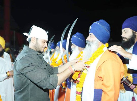 गुरुनानक जयंती पर निकली शोभायात्रा का नपाध्यक्ष ने किया स्वागत