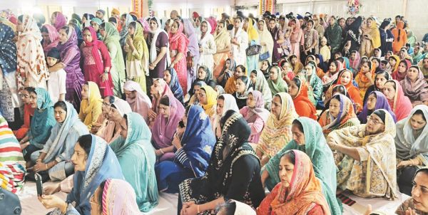 प्रकाश पर्व पर दर्शन के लिए गुरुद्वारे में उमड़े श्रद्धालु