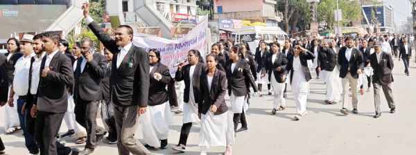 न्यायालय भवन के विवादित स्थानांतरण के विरोध में अधिवक्ता संघ ने निकाली रैली व आम सभा