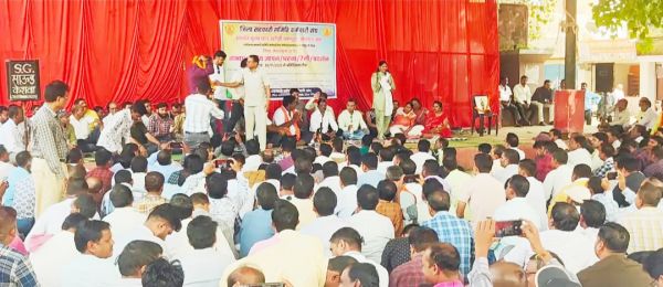 वेतन वृद्धि की मांग,  सहकारी बैंक कर्मी  हड़ताल पर रहे