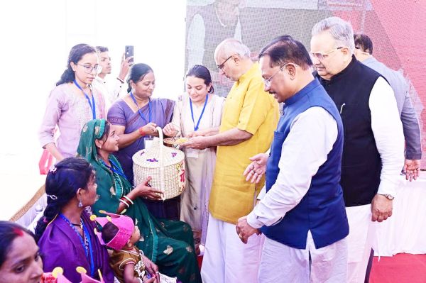 उपराष्ट्रपति ने स्टॉल का किया अवलोकन