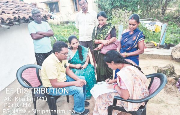 एसआईआर: घर-घर पहुंच रहे बीएलओ