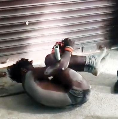 चोरी का शक, दो युवकों के कपड़े उतरवाए, बंधक बना पिटाई