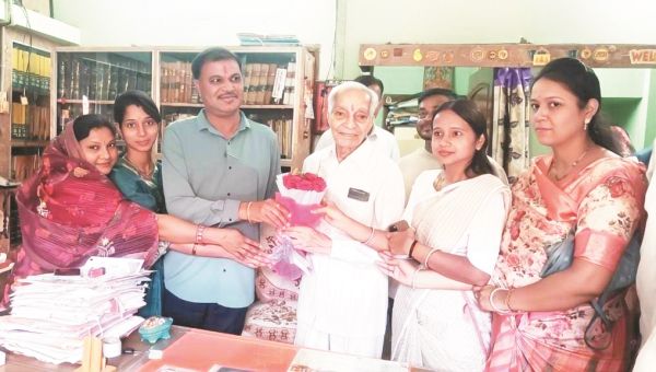 महापौर ने अधिवक्ता जैन का किया अभिनंदन