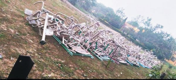 खुले में रखे ओपन जिम उपकरण, रखरखाव पर उठे सवाल