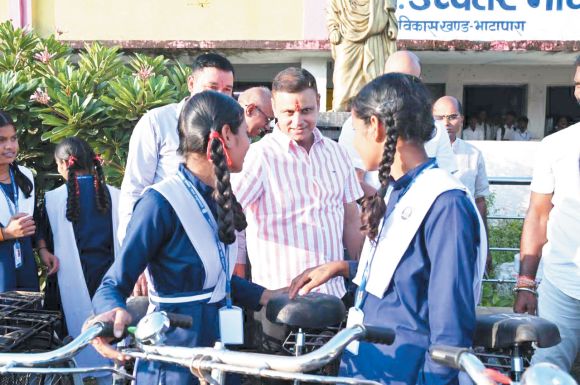 तरेंगा स्कूल में  छात्राओं को मिली साइकिल