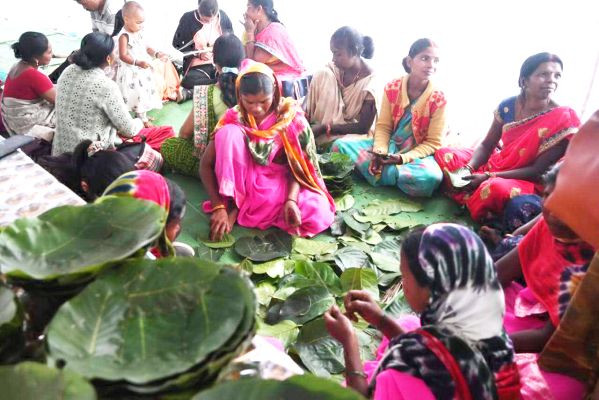 प्रकृति के बीच सुंदर वादियों और एडवेंचर का आनंद उठा रहे पर्यटक