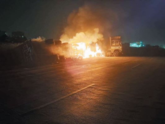 टाटीबंध उरला रोड पर दो ट्रकों में आग
