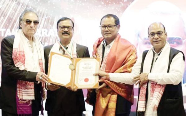 असम के डिप्टी स्पीकर और फिल्म एक्टर अली खान के हाथों डॉ. सोनी को आरटीआई व पीआईएल एक्टिविस्ट का अवार्ड