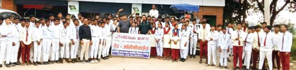 स्कूल के विद्यार्थियों का औद्योगिक भ्रमण