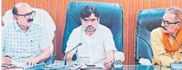 नपाध्यक्ष ने ठेकेदारों को लगाई फटकार, समय सीमा पर